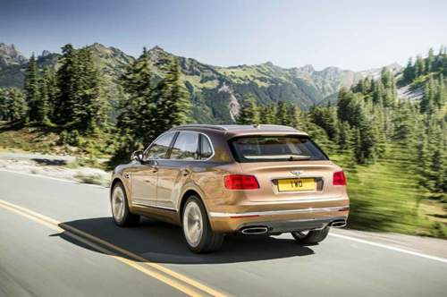 Der Bentley Bentayga wiegt gut 2,4 Tonnen, also rund 100 Kilogramm mehr als ein Continental GT Speed