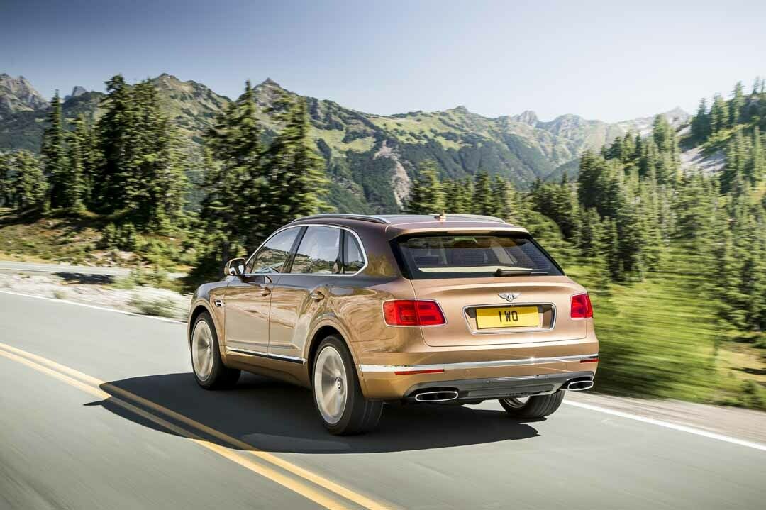 Der Bentley Bentayga wiegt gut 2,4 Tonnen, also rund 100 Kilogramm mehr als ein Continental GT Speed