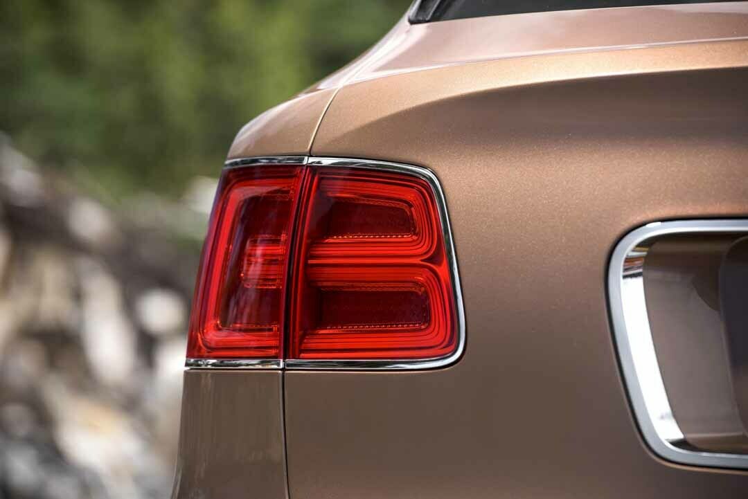 Versteckt in der Rückleuchte: Das Bentley-Logo