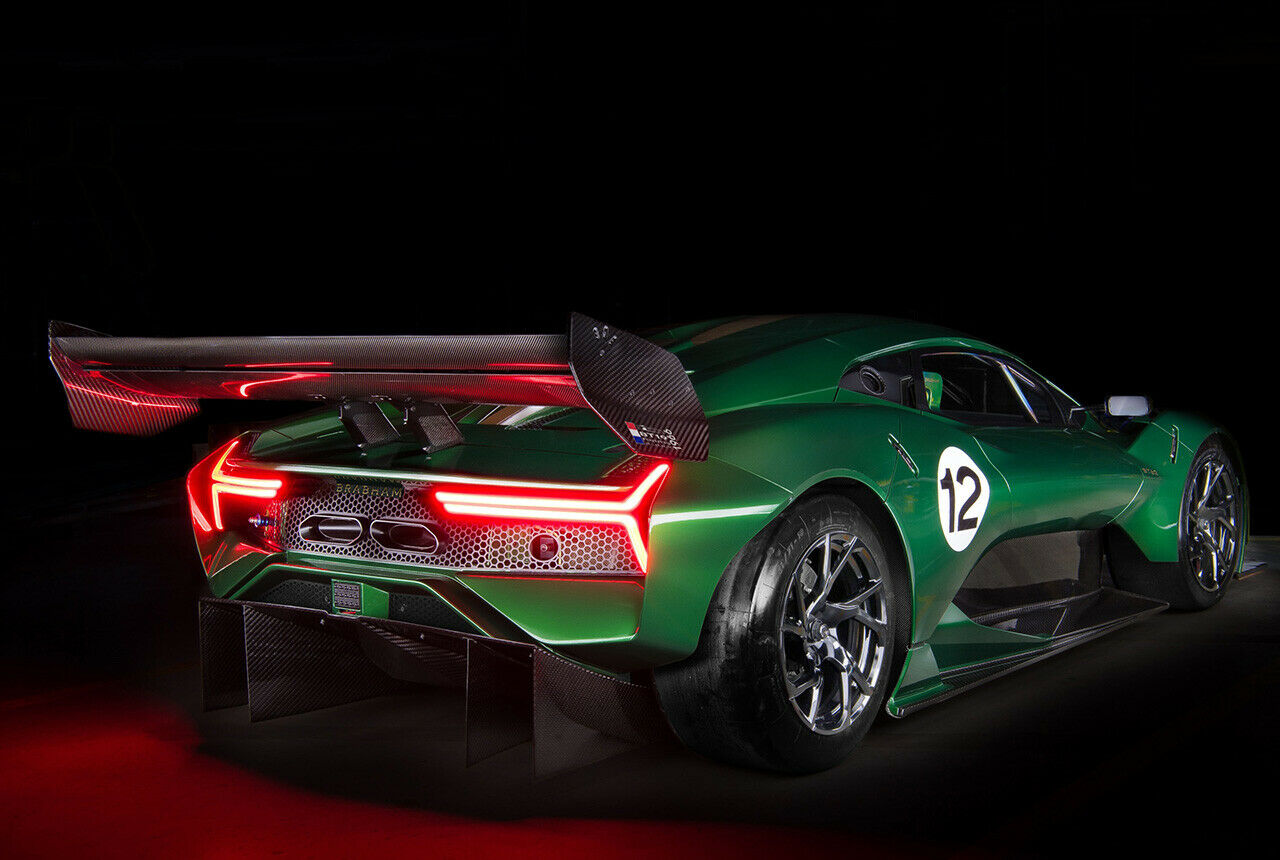 Im Mittelmotor-Sportler Brabham BT62 steckt ein 5,4-Liter V8 mit 710 PS. Ohne Zwangsbeatmung und E-Unterstützung