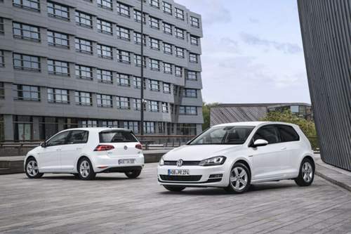 Der sparsamste Golf-Benziner ohne Elektro-Unterstützung verbraucht mit Schalt- oder Doppelkupplungsgetriebe je 4,3 Liter pro 100 Kilometer