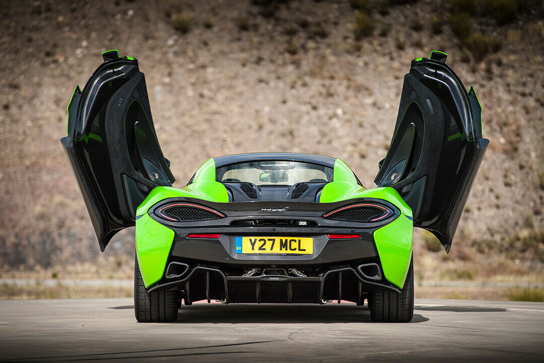 Die Türen des McLaren 570S öffnen einstiegsfreundlich. Fahrersitz und Lenkrad fahren automatisch zurück und machen Platz