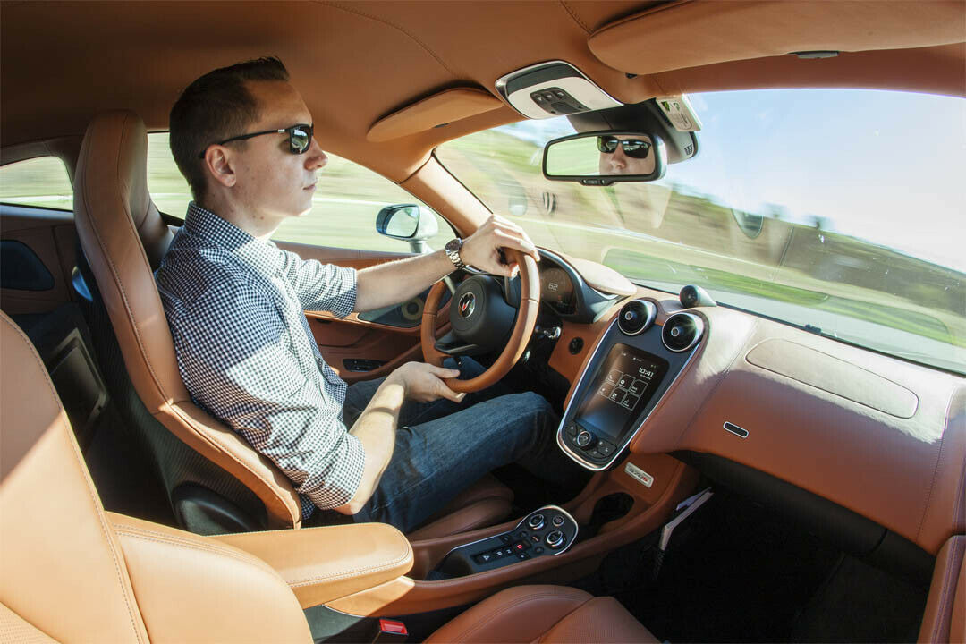 MT-Redakteur Constantin Bergander im McLaren 570S: Genug Platz für einen Helm
