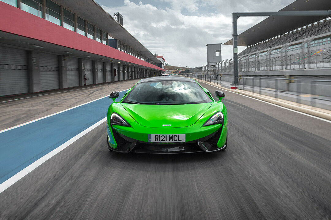 Der 570S soll vor allem auf der Straße fahren. Seine Stärken gehören jedoch auf die Rennstrecke
