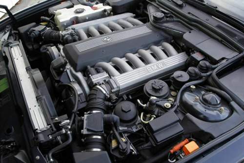 5,0 Liter Hubraum, 300 PS: Damit setzte BMW lange Zeit den Maßstab in der Oberklasse - bis Mercedes mit 6,0 Litern Hubraum kam