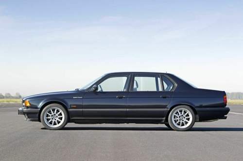 Bei 250 km/h regelte BMW den 750il E32 ab. Technisch wären bis zu 270 km/h möglich gewesen