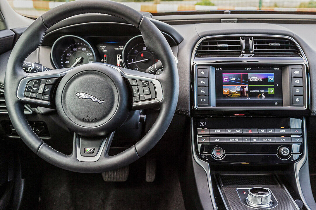 Das Cockpit des Jaguar XE