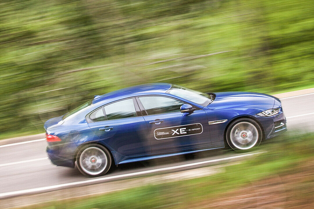 Mit V6-Benziner klingt der Jaguar nicht nur kraftvoll, er fährt sich auch so
