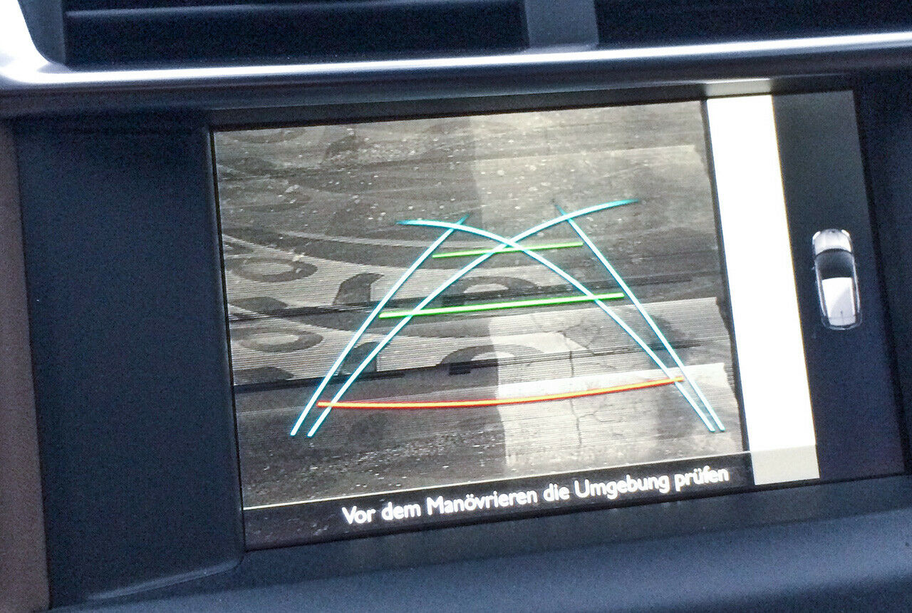Das unübersichtliche Heck macht das Einparken zur Gefühlssache. Daran ändert leider auch die Rückfahrkamera wenig
