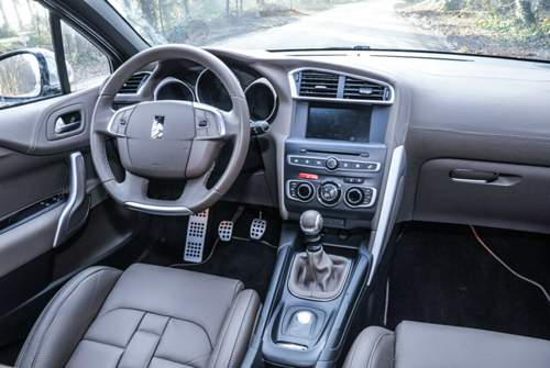 DS 4: Cockpit: Die Oberflächen zeigen an vielen Stellen höchste Qualität - leider noch nicht überall.