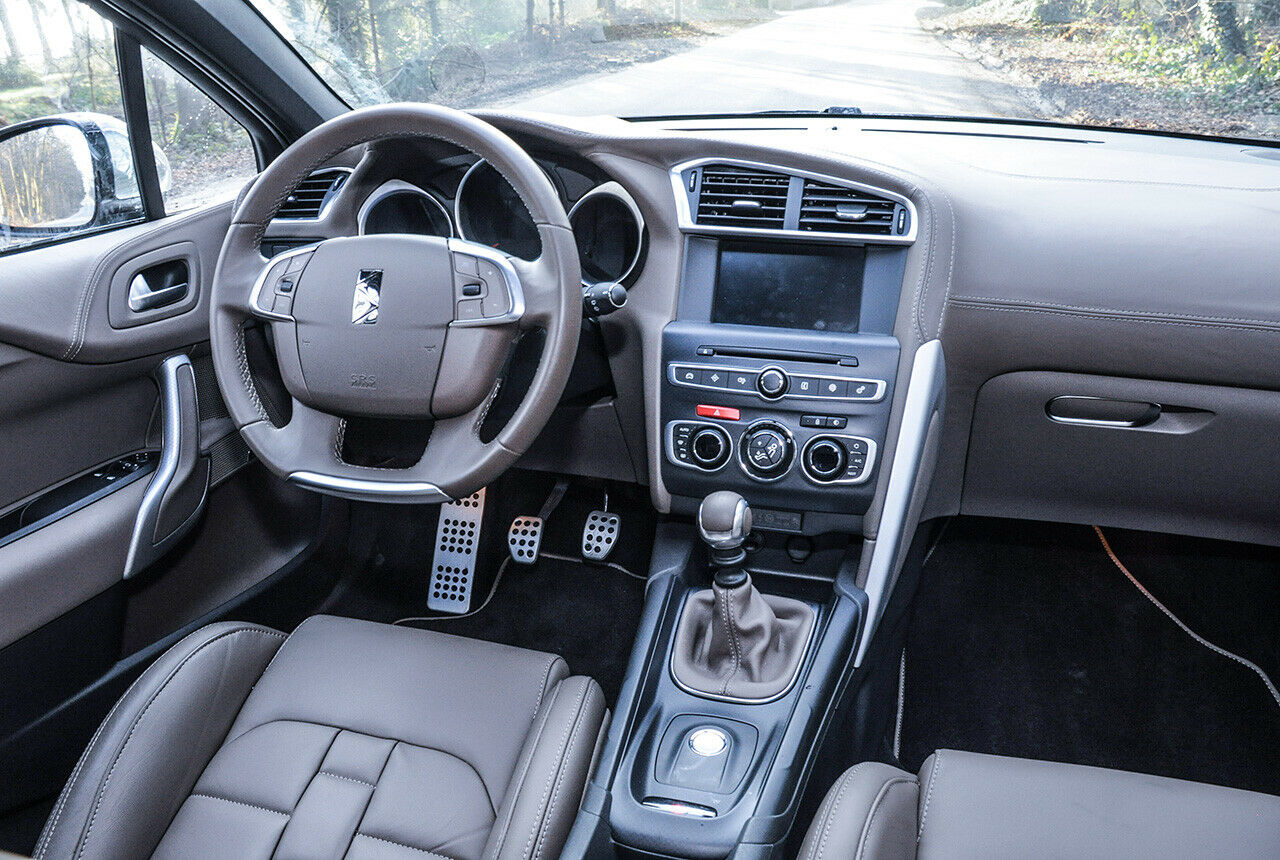 DS 4: Cockpit: Die Oberflächen zeigen an vielen Stellen höchste Qualität - leider noch nicht überall.