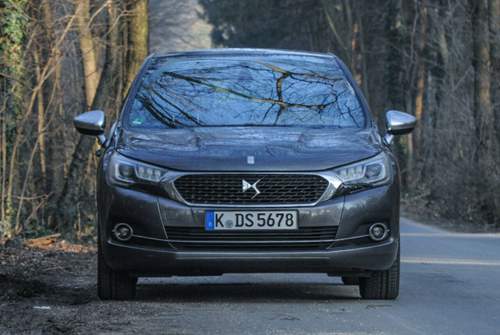 DS 4: Mit dem Facelift verschwand der Citroën-Doppelwinkel von dem Fahrzeug, ansonsten blieb vieles beim Alten