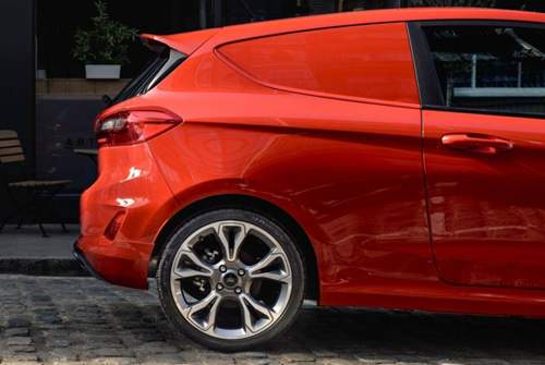Der Ford Fiesta Van ist als Sport-Variante erhältlich. Dann mit schärferem Exterieur sowie anderem Lenkrad und Pedalen im Innenraum