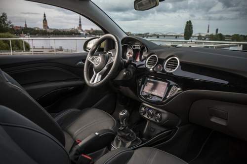 Opel Adam Cockpit: Bei Qualitätseindruck und Langzeitqualität übertrifft der Adam den Plattformbruder Corsa