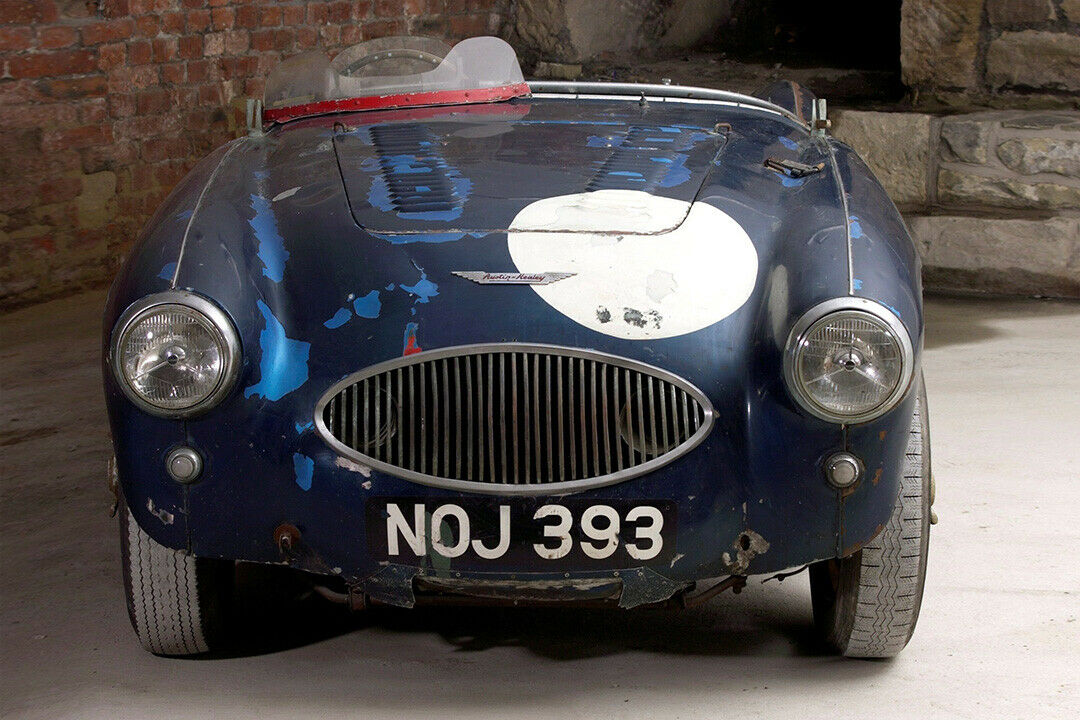 Der unrestaurierte Austin-Healey mit der Startnummer 26 sollte 2011 für eine Million Pfund im Auktionshaus Bonhams versteigert werden
r 2011