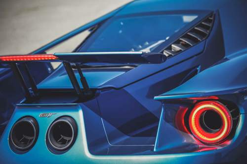 Nah dran: Die Hydraulik für den Heckspoiler und die Auspuffanlage liegen beim Ford GT sehr dicht beieinander