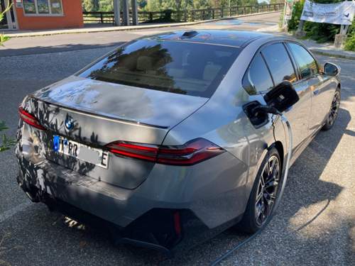 BMW i5 Schraeg hinten.jpg