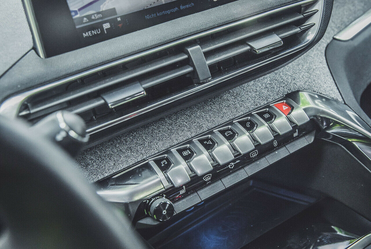 Teil des I-Cockpits in Peugeot 3008 und 5008: Über die Tasten wird der Themenbereich gewählt, die Einstellung selbst erfolgt am Acht-Zoll-Screen