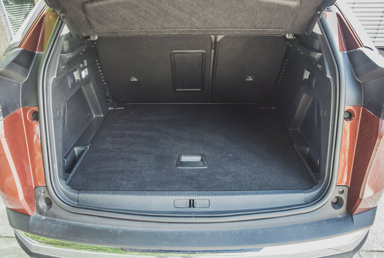 Der Kofferraum des Peugeot 3008 fasst bis zu 520 Liter. Bei umgeklappter hinterer Sitzreihe passen 1.482 Liter in das SUV
