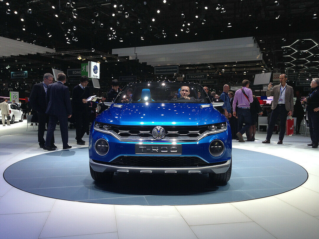 MT-Redakteur Constantin Bergander im T-Roc auf dem Genfer Salon