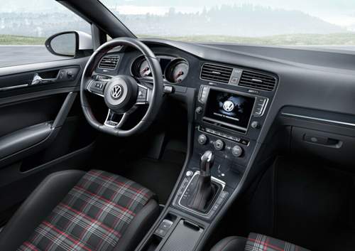 Golf 7 GTI: Sportsitze mit Karo-Muster und ein Sportlenkrad. Handschalter haben außerdem einen Schaltknauf im Golfball-Design.