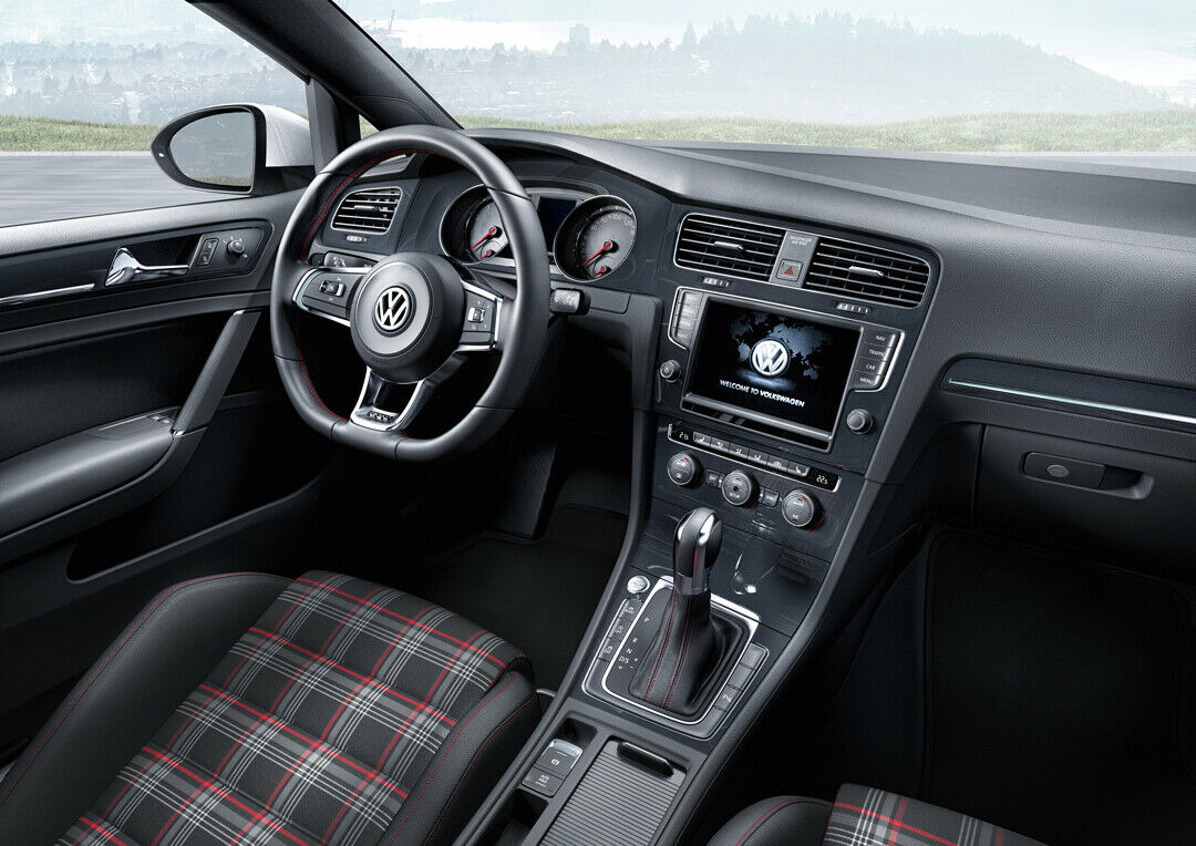 Golf 7 GTI: Sportsitze mit Karo-Muster und ein Sportlenkrad. Handschalter haben außerdem einen Schaltknauf im Golfball-Design.
