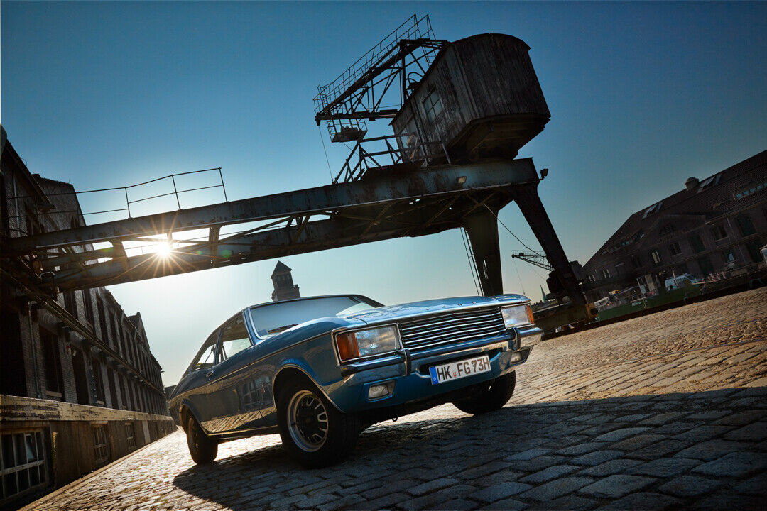 Ein Ford Granada GXL Coupé mit 2,6-Liter-V6 in Hellbau Metallic