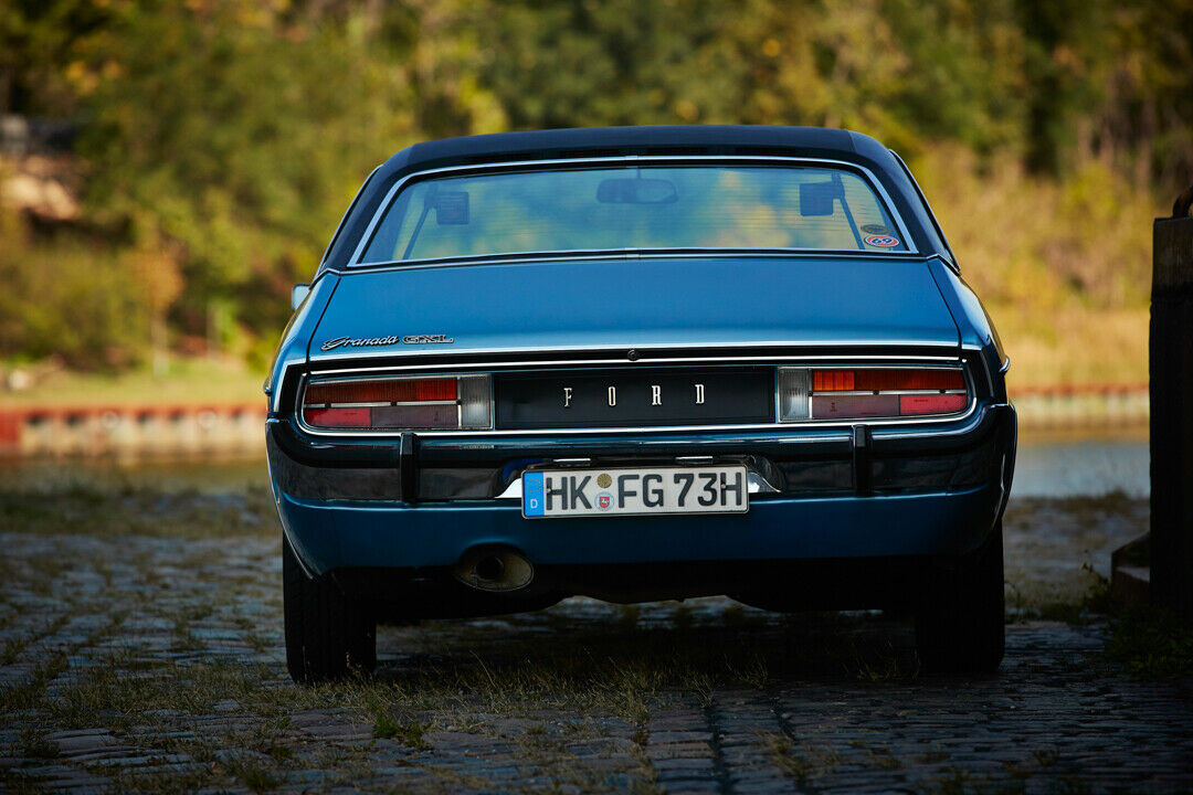 Zusätzliche Bremsleuchten aus den 80ern hingen vor der Heckscheibe - Damals wollte jemand wohl den Granni modernisieren