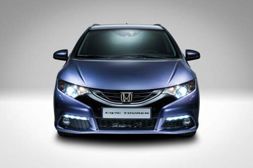Von vorne gleicht der Civic Tourer der Limousine