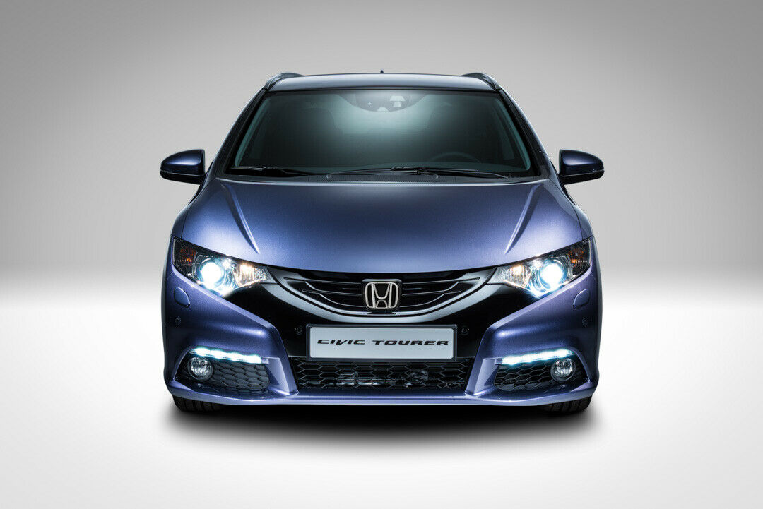 Von vorne gleicht der Civic Tourer der Limousine