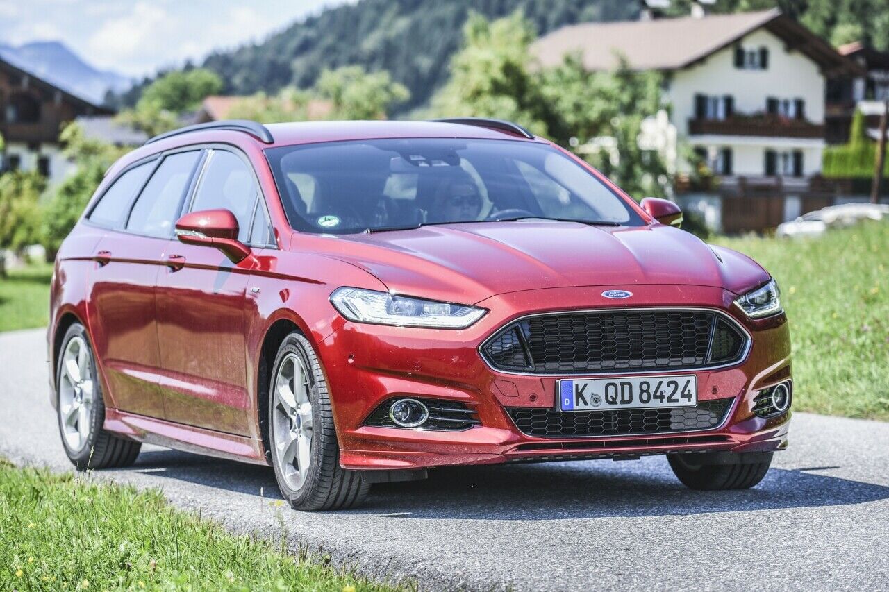 Platzprobleme gibt es im Ford Mondeo Kombi nicht: Auch auf langen Strecken wird es nur eng, wenn alle fünf Plätze belegt sind