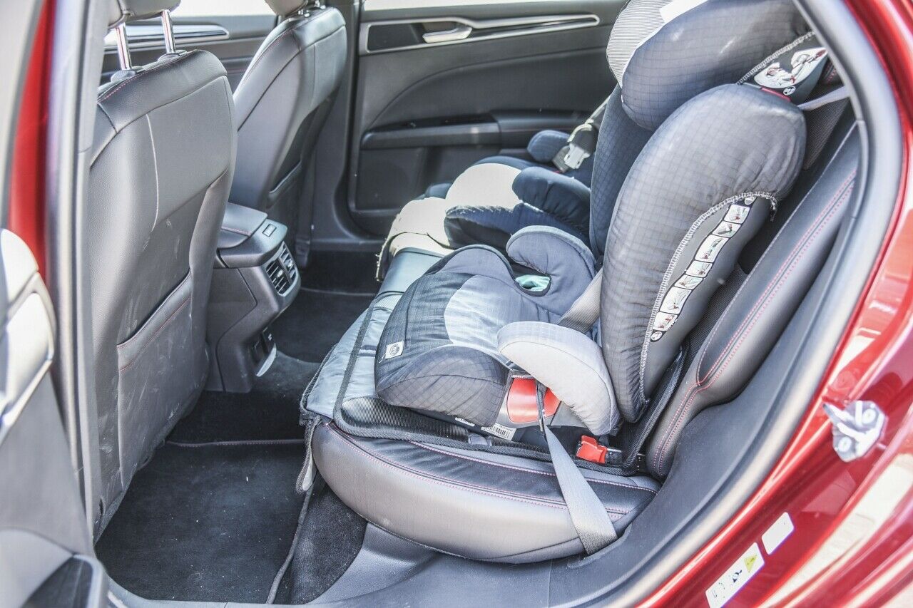 Hinten bietet der Ford jede Menge Platz. Kindersitze und der innovative Gurt-Airbag sind jedoch nicht die ideale Kombination
