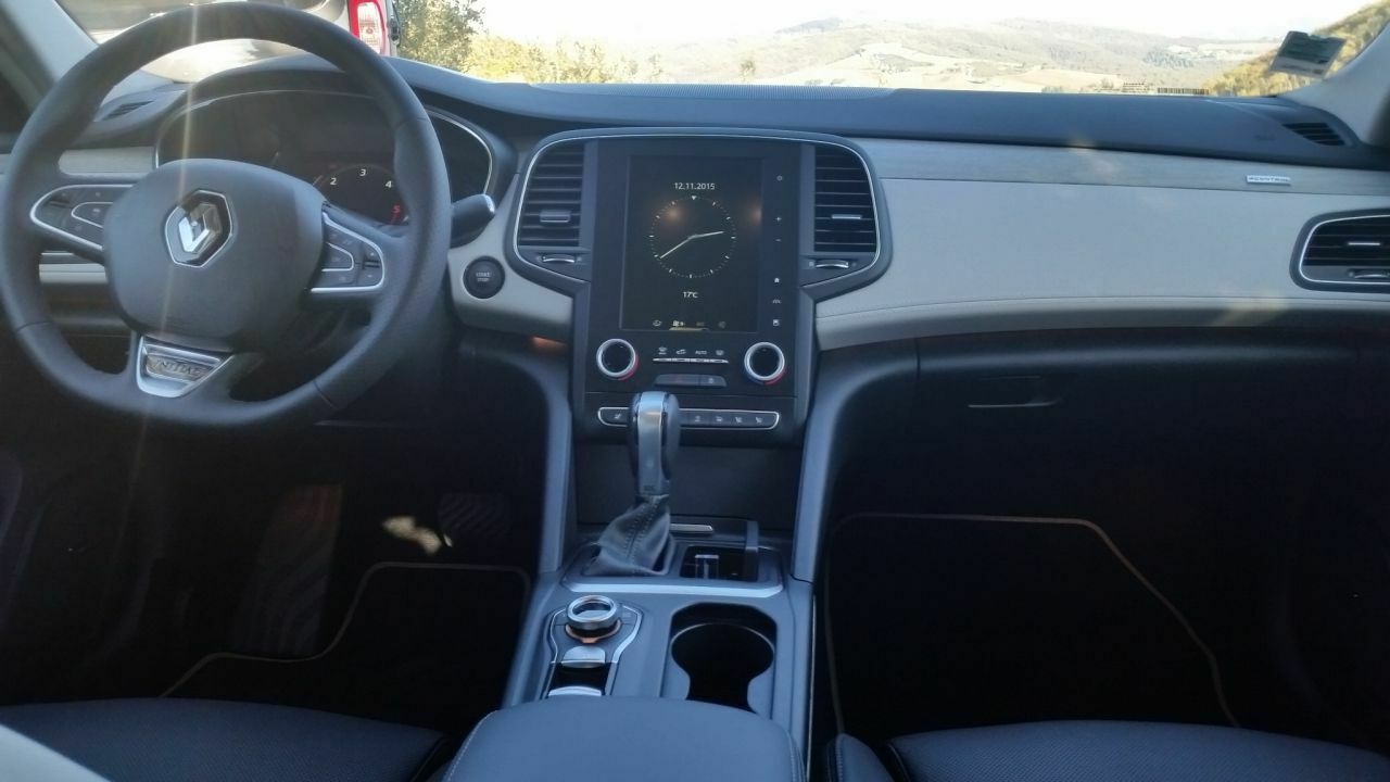 Renault Talisman: Cockpit. Der große Bildschirm erinnert an Tesla. In der Basisversion "Life" gibt es stattdessen einen kleineren, quer montierten Touchscreen