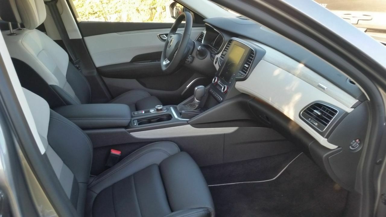Renault Talisman: Auf dem Beifahrersitz schränkt der Radkasten den Fußraum etwas ein