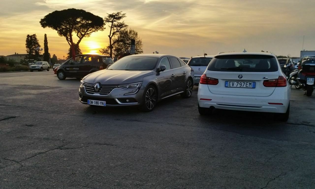 Trotz seiner Größe parkt sich der Renault Talisman handlich - dies hier war zugegebenermaßen keine Herausforderung