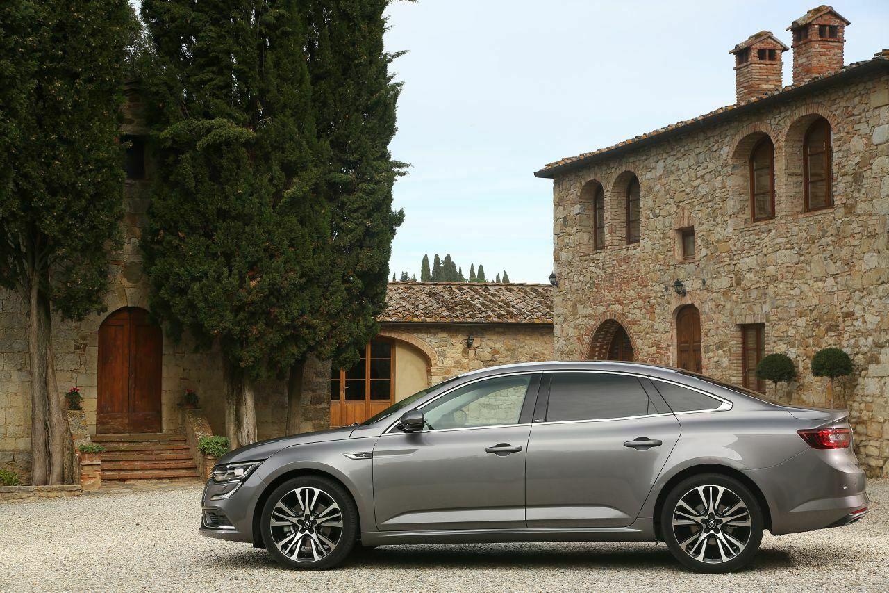 Bereits der günstigste Renault Talisman steht auf schönen Leichtmetallrädern (im Bild eine höhere Ausstattungsvariante)