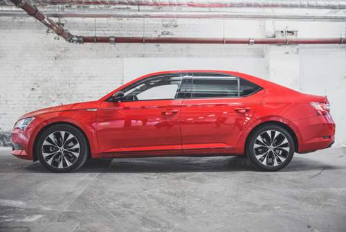 Skoda Superb Seitenansicht: Ganz schön lang. 4,86 von Schürze zu Schürze, 2,84 Meter Radstand