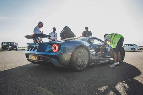 Flach, breit, stark: Der Ford GT geht gleich auf die Strecke