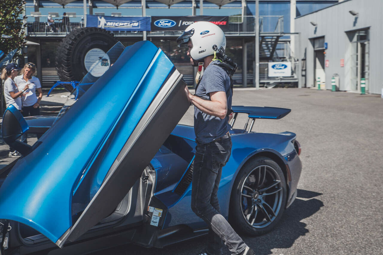 Weiter geht's nicht: Die Scherentüren des Ford GT öffnen nicht sehr weit, der Einstieg wird dadurch schwer