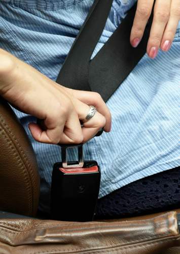 Moderne Sicherheitsgurte binden sich in ein Sicherheitskonzept aus Airbags, Gurtstraffern, Sitzen und Kopfstützen ein