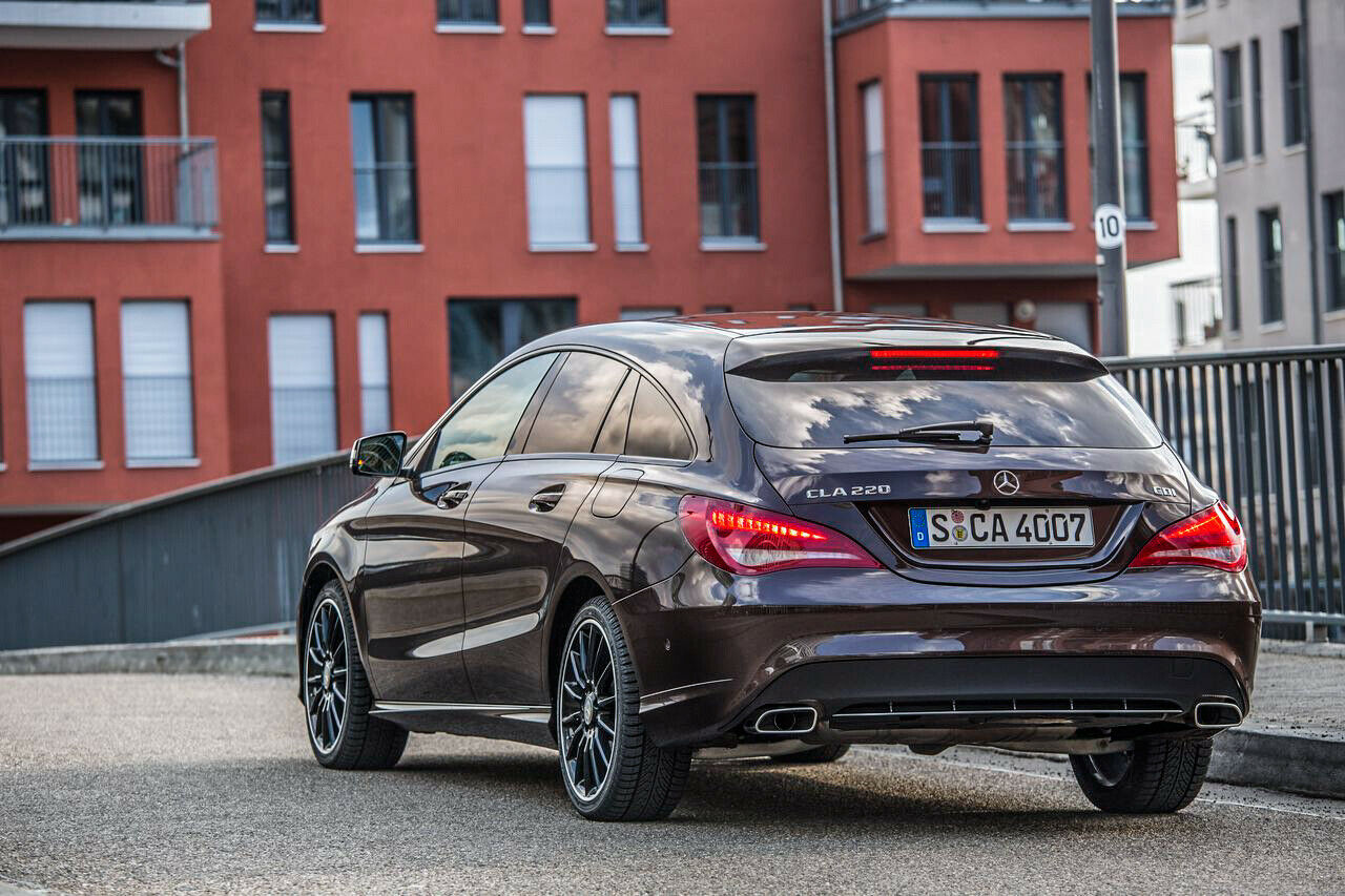 Das Heck des CLA Shooting Brake schwebt leichtfüßiger über dem Asphalt als beim CLS