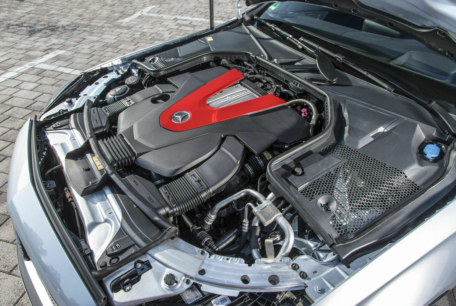 Das rote "V" auf der Abdeckung des V6-Biturbo ist fortan bei allen AMG-Modellen Standard