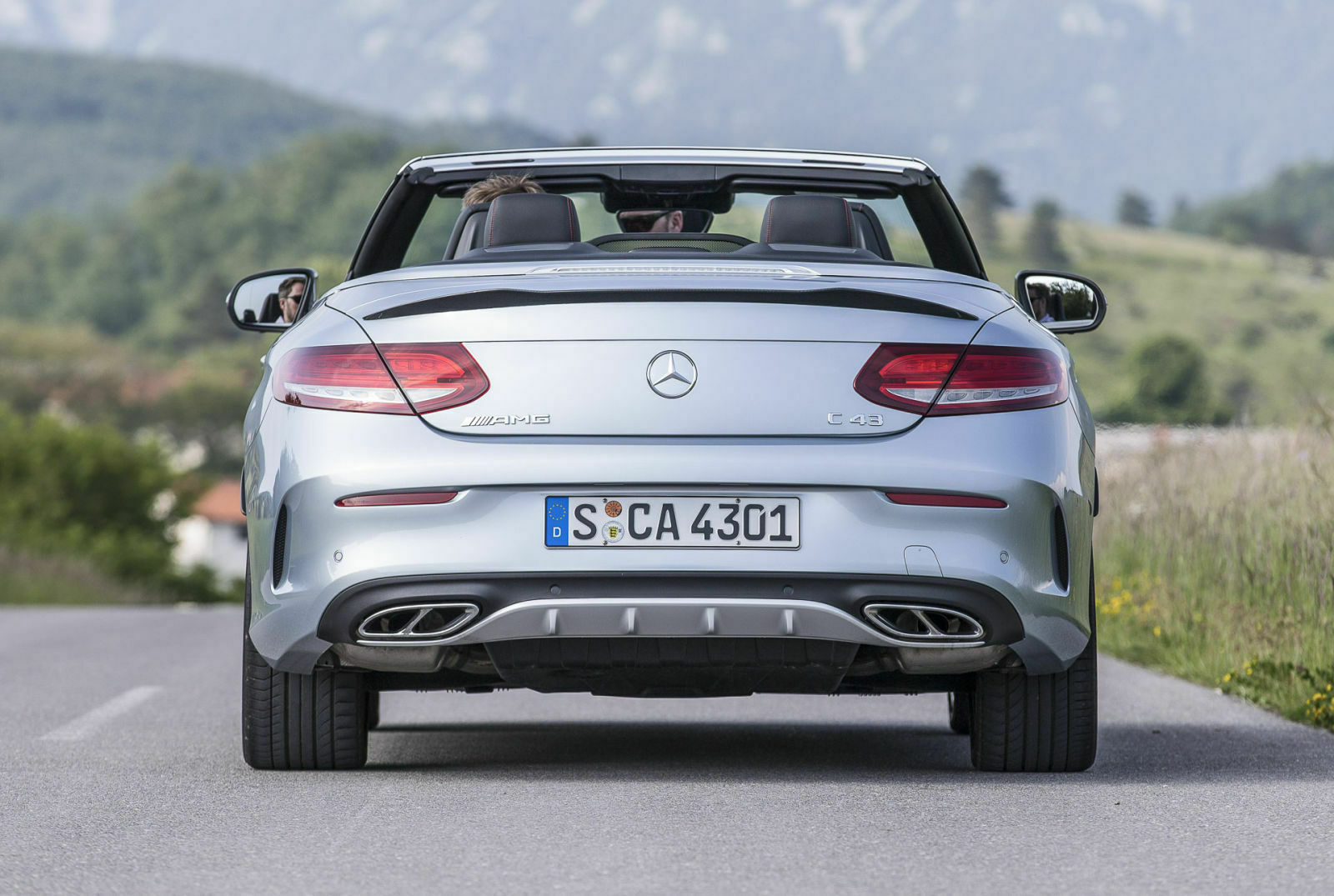 Die Carbon-Lippe am Heck verhilft dem C 43 4Matic Cabrio zu etwas mehr Abtrieb. In der Mitte ist sie niedriger, damit man die dritte Bremsleuchte noch gut sehen sehen kann