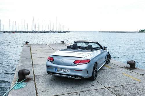 Elegant, dabei aber mit deutlichem Hang zur sportlichen Optik wirkt das Mercedes-AMG C 43 Cabriolet vor allem in der Heckansicht