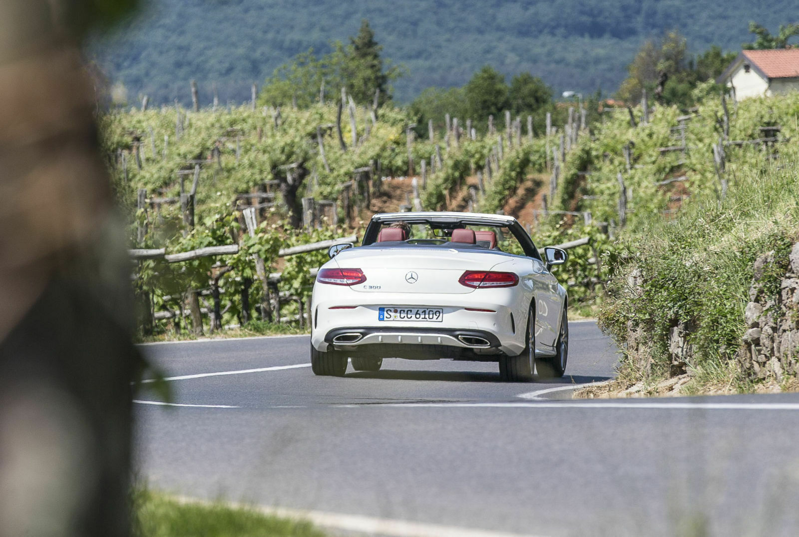 Die Auspuffblenden sind beim C 300 zweiflutig ausgelegt