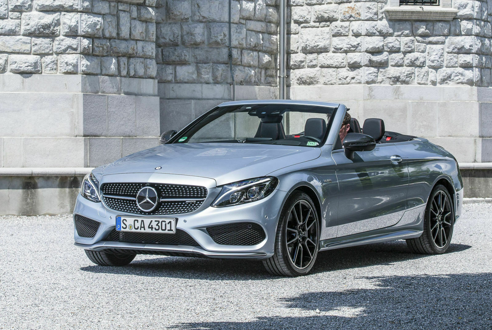 Das C 43 4Matic Cabrio tritt optisch relativ dezent auf. Breitere Kotflügel bleiben dem C 63 mit V8-Biturbo vorbehalten