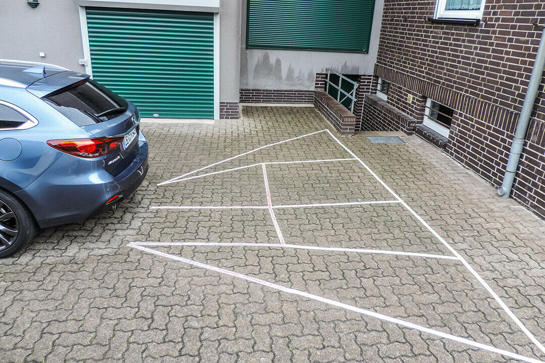 Christian hat hinter dem Mazda6 Linien aufgeklebt, um den Abstand zu messen