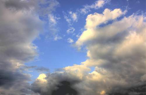 Der Himmel Berlins am Sonntag