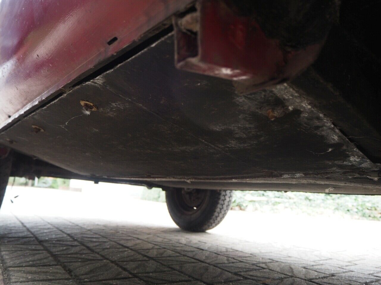 Zum Schutz des Unterbodens hatte einer der Vorbesitzer eine Metallplatte unter den Bus gebaut