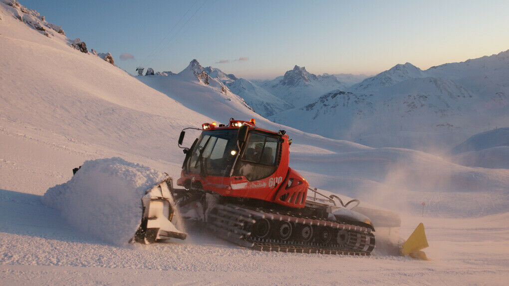 Seit Anfang Dezember zieht in St.Moritz der erste dieselelektrische Pistenbully den Schnee glatt